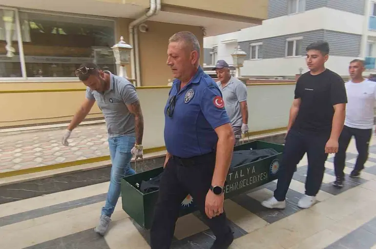 Rus uyruklu turist konakladığı otelin koridorunda ölü bulundu
