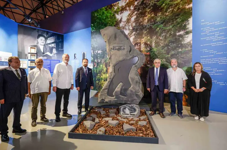 Rusya Büyükelçisi Vershinin, Nâzım Hikmet sergisini gezdi
