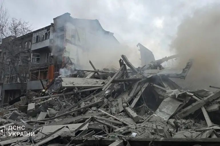 Rusya, Harkov’da 5 katlı binayı vurdu: en az 25 yaralı
