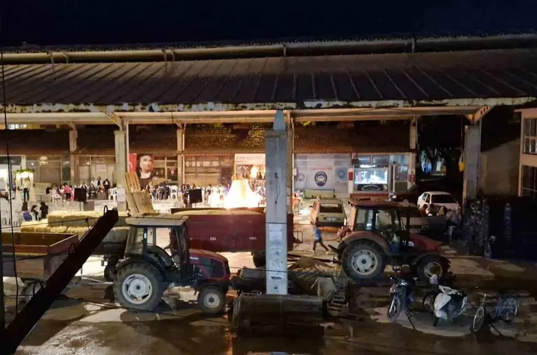 Sabah pazar yeri, gece düğün salonu olan alan vatandaşları canından bezdirdi
