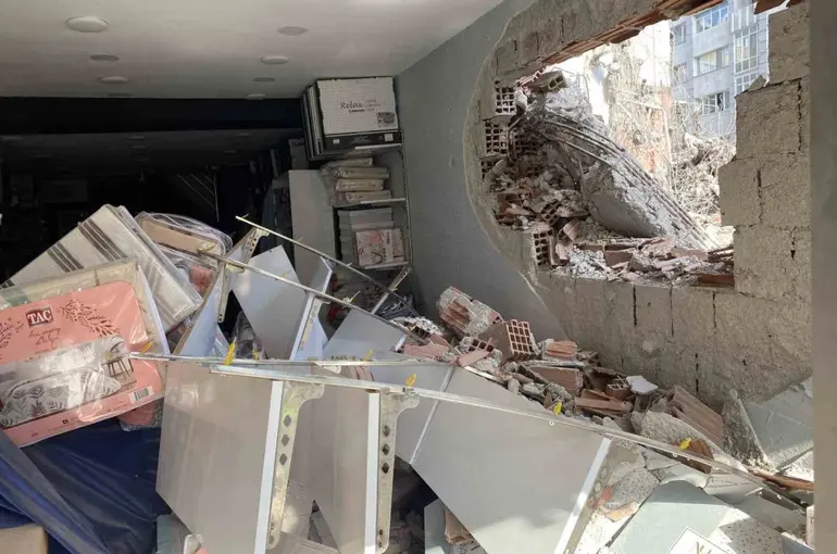 Sadece apartman değil, esnafın ekmek teknesi de yıkıldı
