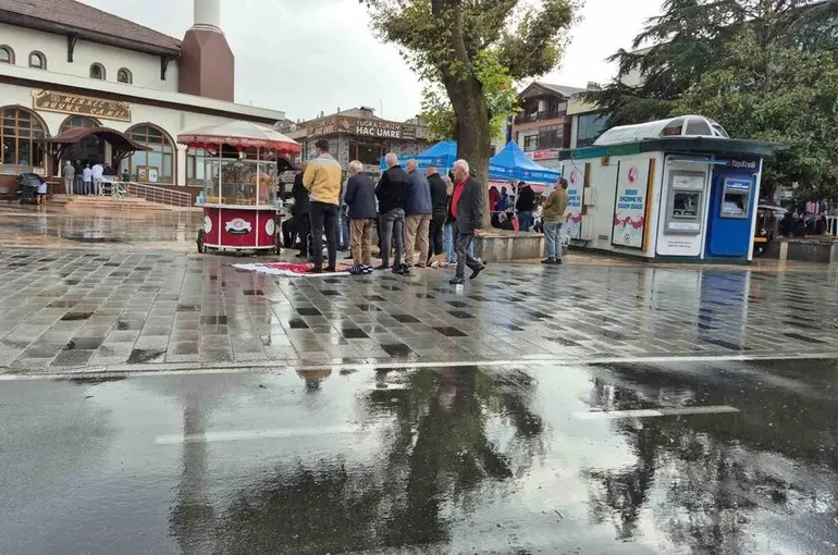 Sağanak altında cuma namazı
