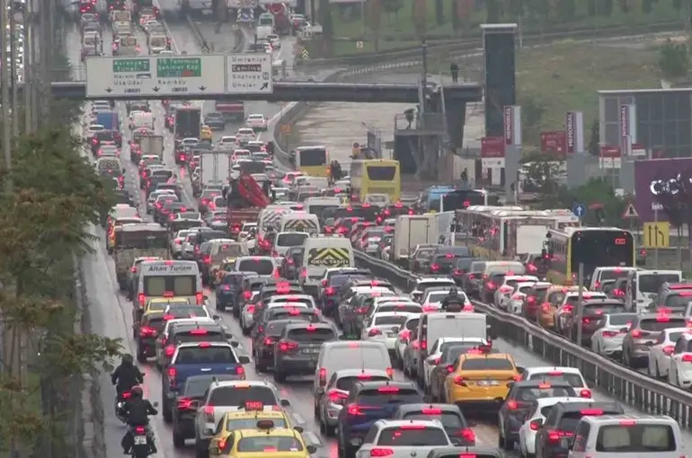 Sağanak yağış İstanbul trafiğini kilitledi
