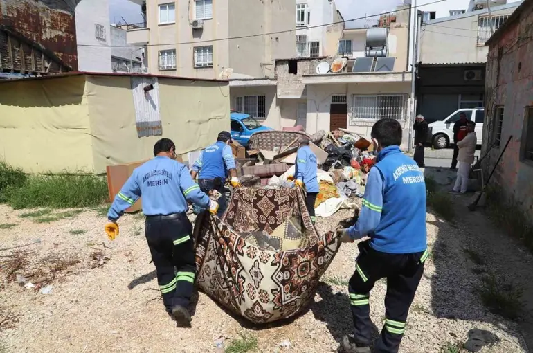 Sahiplerinin yaşamını yitirdiği evden bir kamyon çöp çıktı

