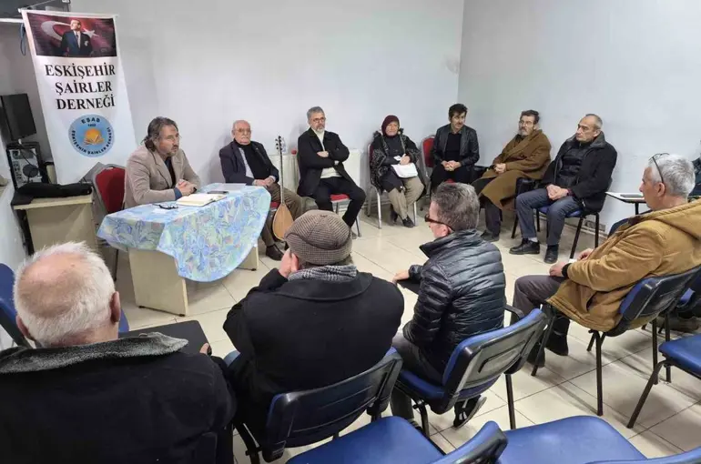 Şairler, kaybolmaya yüz tutan şiiri yaşatmanın mücadelesini veriyor
