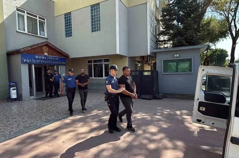 Sakarya’da 2 çocuğun yaralandığı, 4 evin yakıldığı kavgayla ilgili 4 şüpheli tutuklandı

