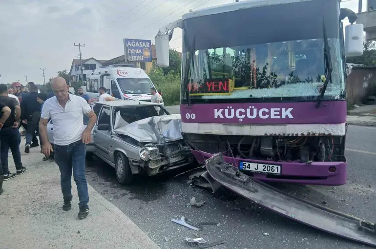 Sakarya’da halk otobüsü ile otomobil çarpıştı: 6 yaralı