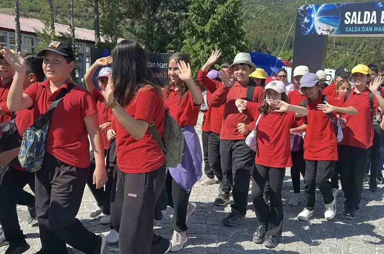 Salda Gölü kıyısında bilim şöleni: Öğrenciler ve bilim insanları bir araya geldi
