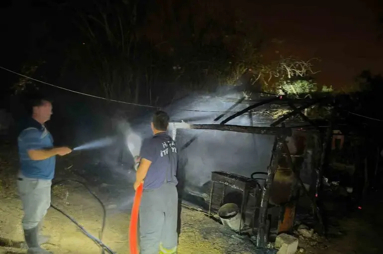 Samandağ’da depo olarak kullanılan çadır yandı
