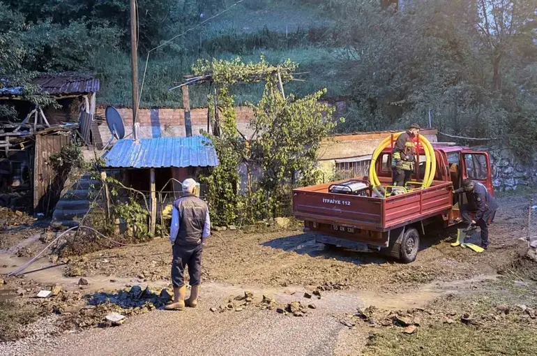 Samsun Kavak’ta sağanak yağış: Yollar dere gibi aktı
