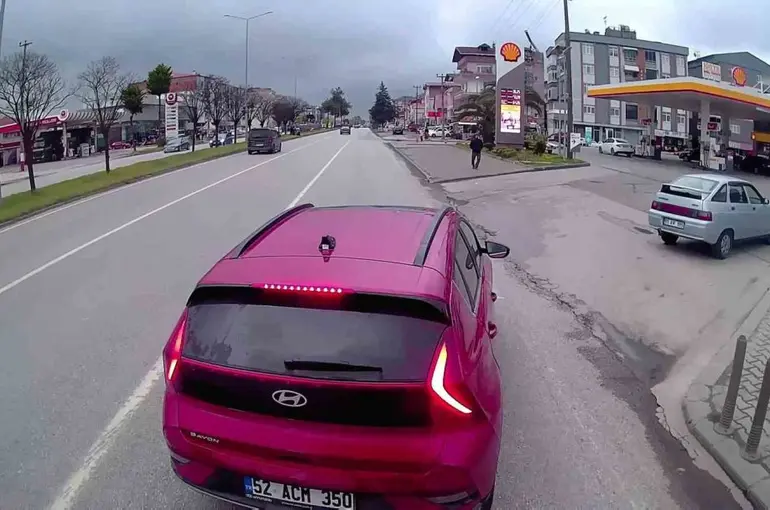Samsun’da aniden çimento yüklü tırın önüne çıkan otomobil yürekleri ağza getirdi
