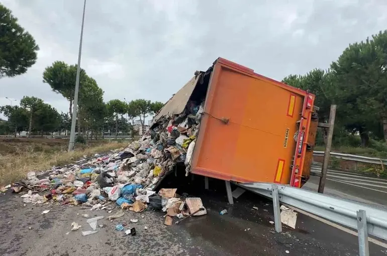 Samsun’da çöp yüklü tır devrildi, çöpler yola savruldu
