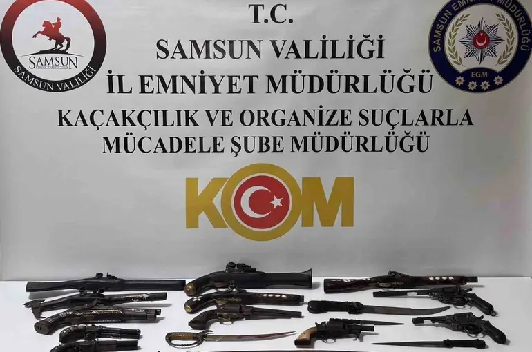 Samsun’da etnografik silah operasyonu: Tabanca, kama ve kılıç ele geçirildi
