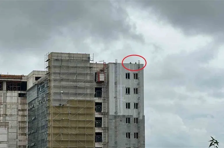 Samsun’da hastane inşaatında işçi eylemi: Çatıya çıktılar
