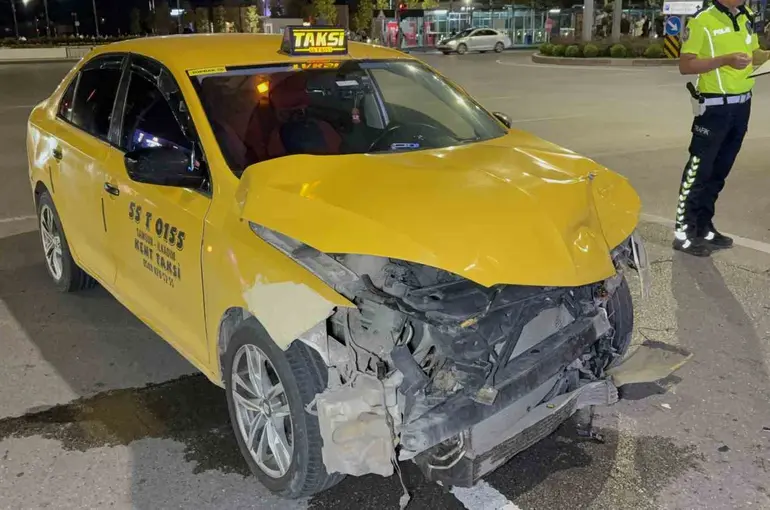 Samsun’da kavşakta iki ticari taksi çarpıştı: 2 yaralı

