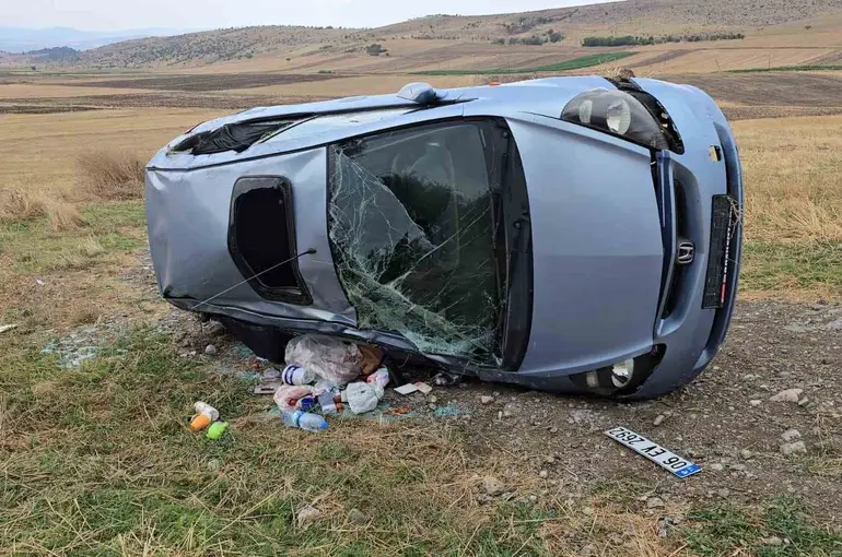 Samsun’da otomobil şarampole devrildi: 1’i bebek 3 yaralı
