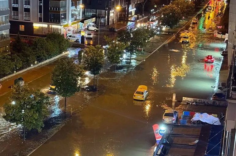 Samsun’da sağanak yağış: Atakum’da ev ve iş yerlerini su bastı
