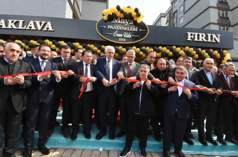 Sanatçi İsmail Türüt Erzurum’da pastahane açılışına katıldı
