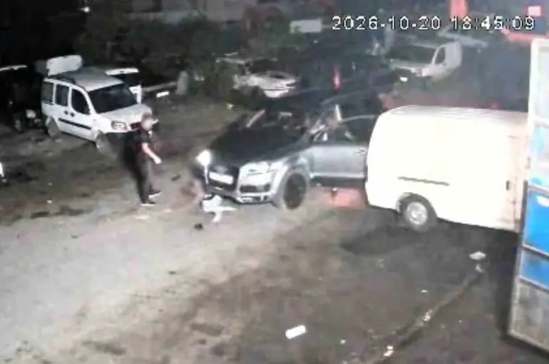 Sanayi sitesi Teksas’a döndü: Önce tüfekle ateş etti, sonra araçla ezildi
