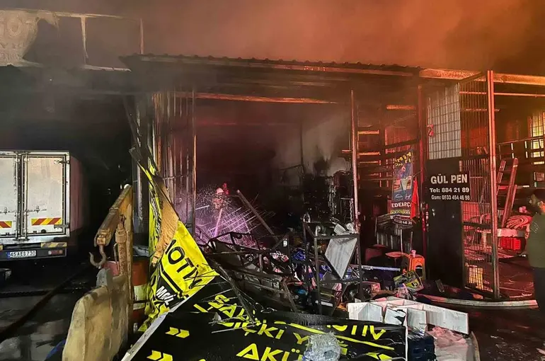 Sanayi sitesindeki yangında 7 iş yeri ve 3 araç yandı
