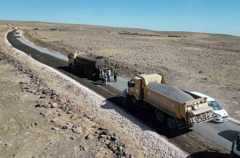 Şanlıurfa Büyükşehir Belediyesi kırsaldaki yolları yeniliyor
