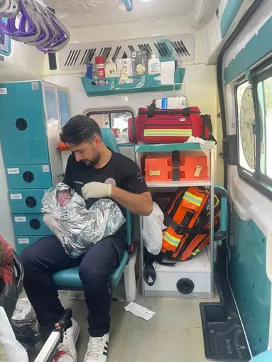 Şanlıurfa’da 112 ekiplerinden araç içerisinde başarılı doğum müdahalesi
