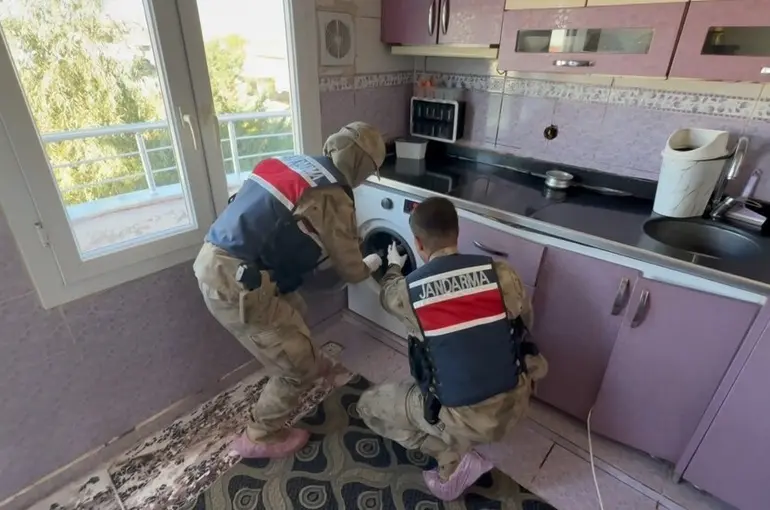 Şanlıurfa’da çamaşır makinesinden 12 tabanca çıktı