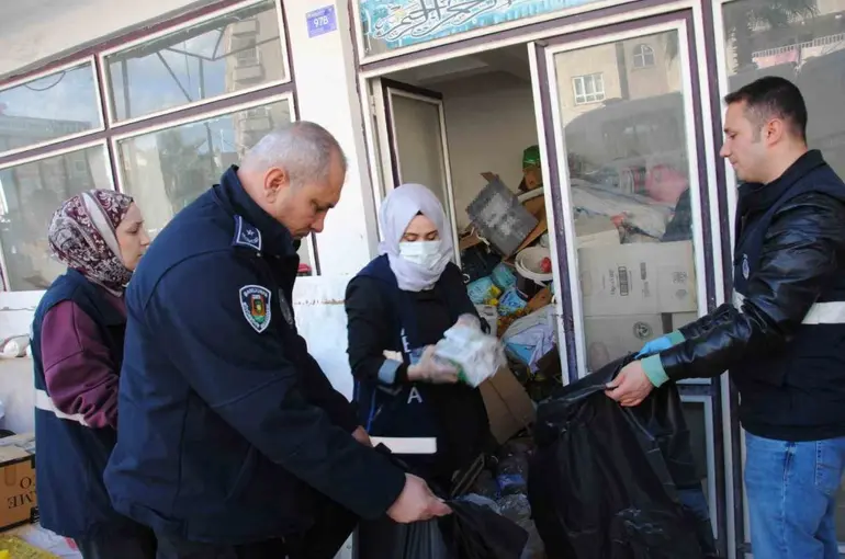 Şanlıurfa’da son kullanım tarihi geçmiş tonlarca gıda ürünü ele geçirildi
