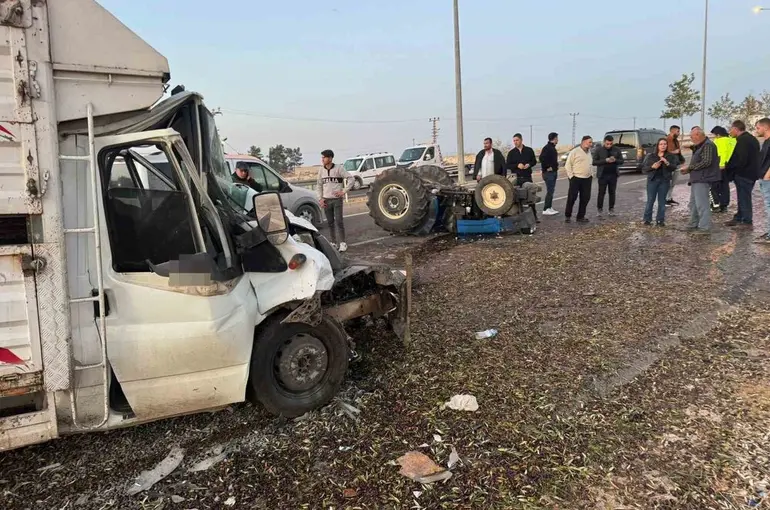 Şanlıurfa’da traktör ile kamyonet çarpıştı: 2 yaralı
