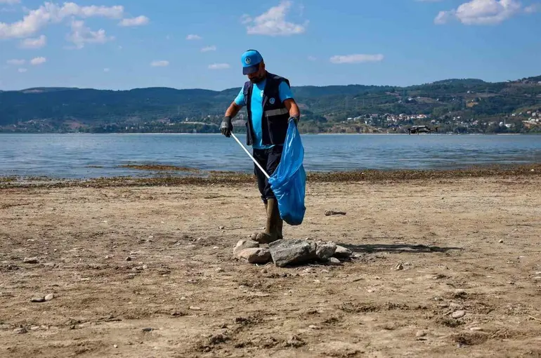 Sapanca Gölü çevresinden 2 ton çöp toplandı
