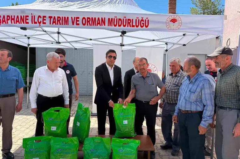 Şaphane’de kiraz ve vişne üreticilerine bordo bulamacı desteği
