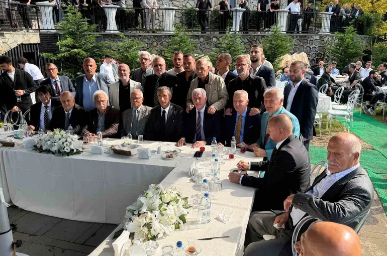 Saral ailesi yemekte bir araya geldi
