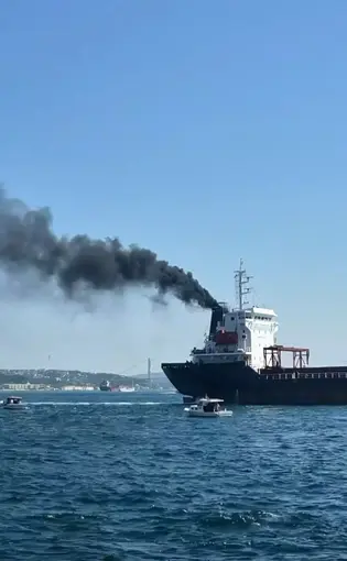 Sarayburnu açıklarında gemi bacasından yükselen dumanlar merak uyandırdı
