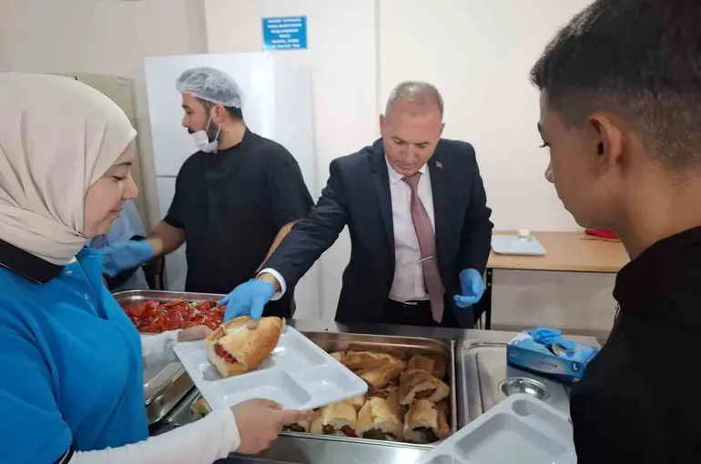Sarıgöl Milli Eğitim Müdürü pansiyonda kalan öğrencilere yemek dağıttı
