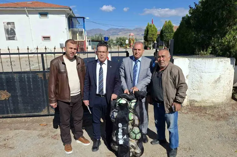 Sarıgöl’de okula spor malzemesi desteği
