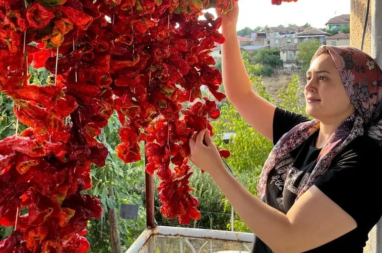 Sarıgöllü kadınlardan kışlık mesaisi

