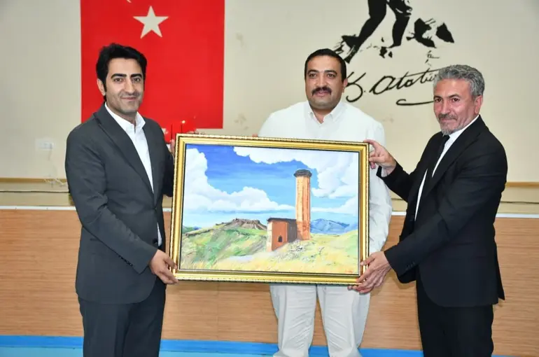 Sarıkamış’ta minik sporculara forma sürprizi: Gençliğe destek verenlere plaket takdim edildi
