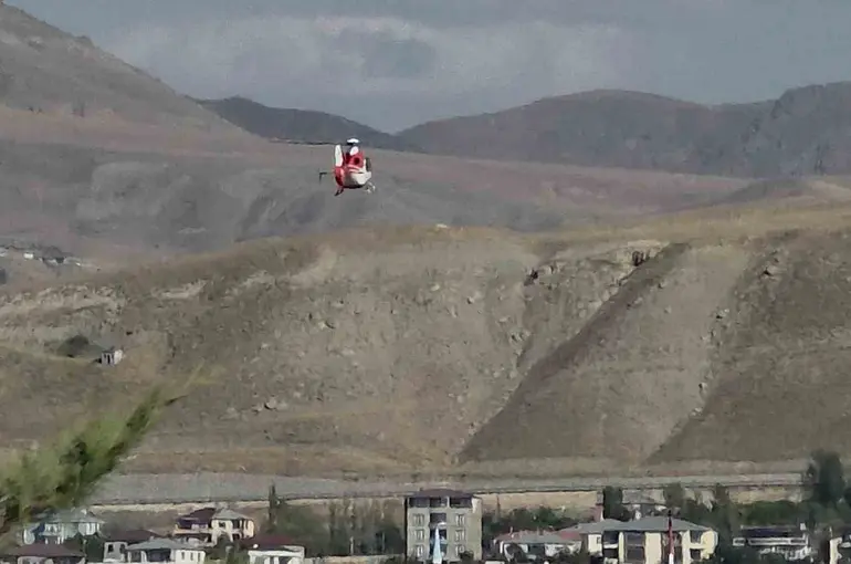 Sarılık hastası bebek ambulans helikopter ile Van’a getirildi
