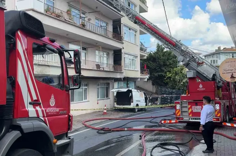 Sarıyer’de korkutan yangın: İki binanın çatısı ile bir araç yandı
