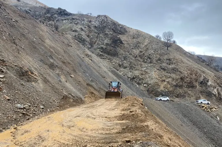 Sason’da köy yolunda heyelan
