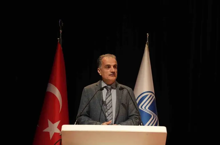 SAÜ, bilimsel başarının rotasını çizen isimleri ödüllendirdi
