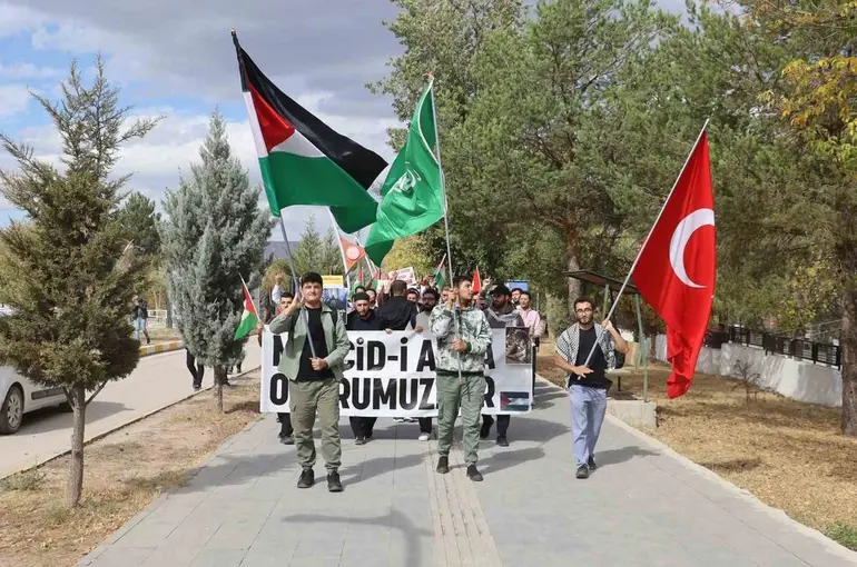 SCÜ öğrencileri Gazze için yürüdü
