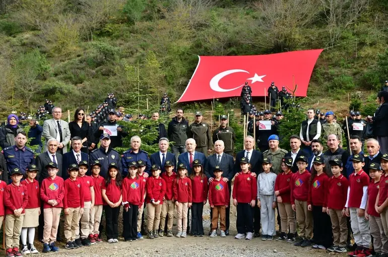 Şehitler için fidan diktiler
