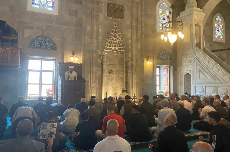 Şehitler ve kahraman gaziler dualarla yâd edildi.
