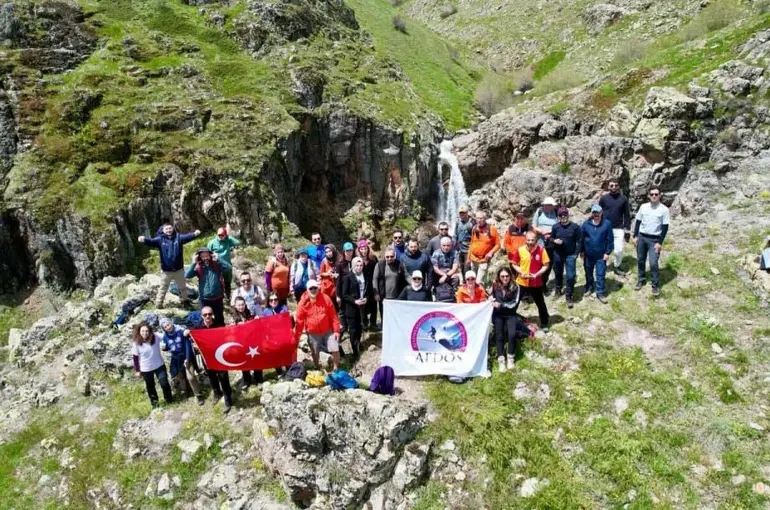 Şelaleyi görmek için yaklaşık 3 kilometrelik tepeye tırmandılar
