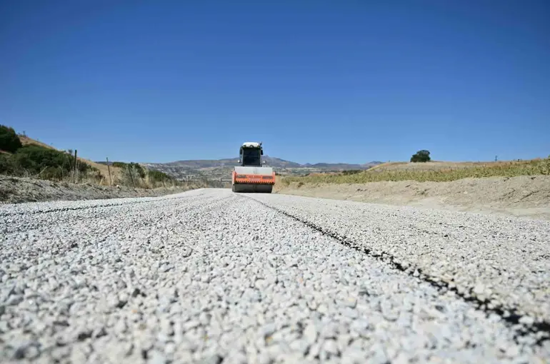 Selendi’de 26 yıl sonra ilk kez asfalt
