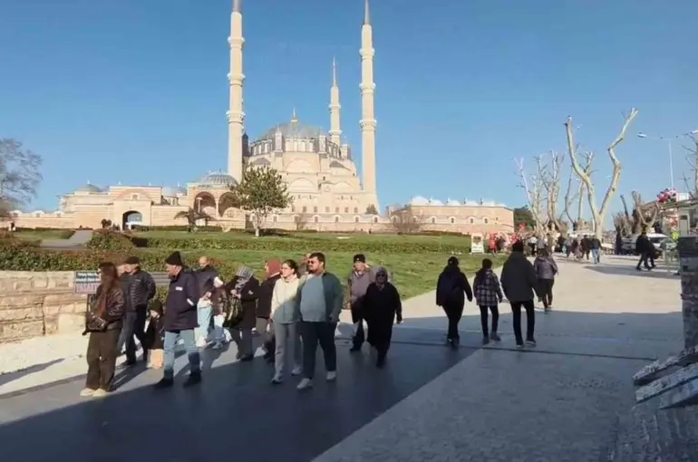 Selimiye yeniden açıldı, Edirne ziyaretçi akınına uğradı
