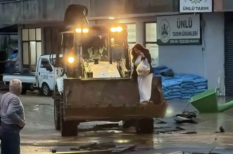 Selin esir aldığı mahallede ulaşım kepçe ve traktörlerle sağlanıyor
