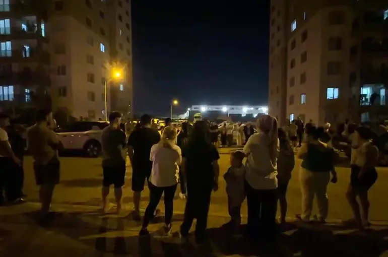 Serik’te site sakinlerinden aidat ve hizmet protestosu
