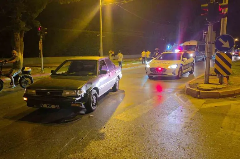 Şerit değiştiren otomobil motosiklete çarptı
